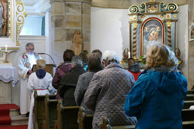 Bittprozession an der Weingartenkapelle (Foto: Karl-Franz Thiede)